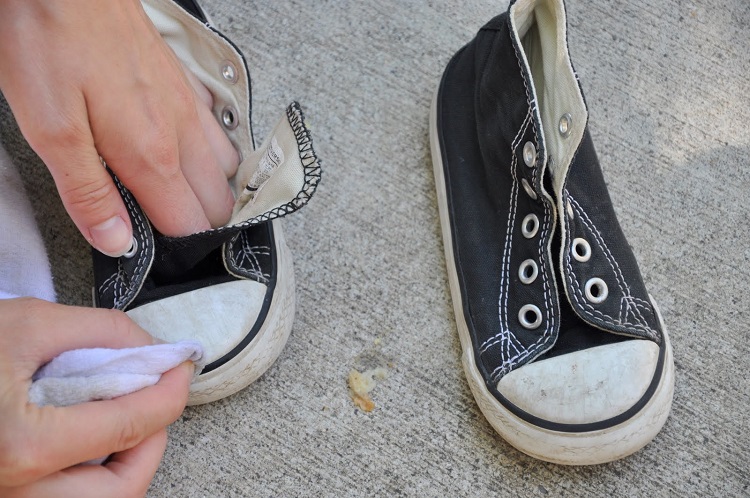 روش های ساده تمیز کردن کفش