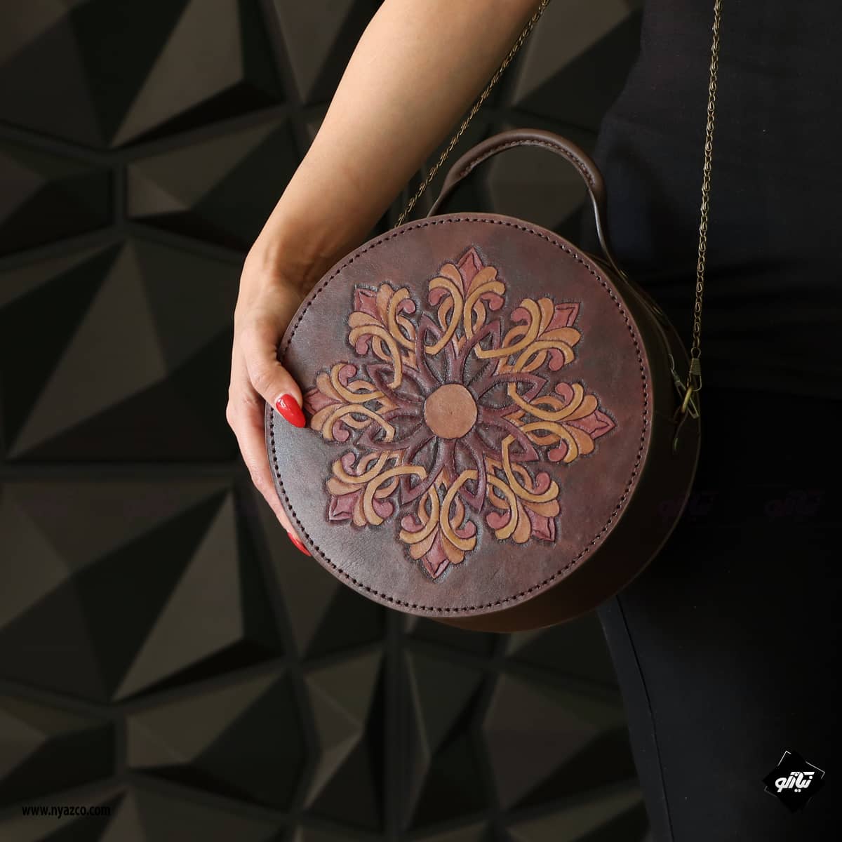 کیف چرم دستدوز گرد گیوا 30 کیف چرم دستدوز گرد گیوا